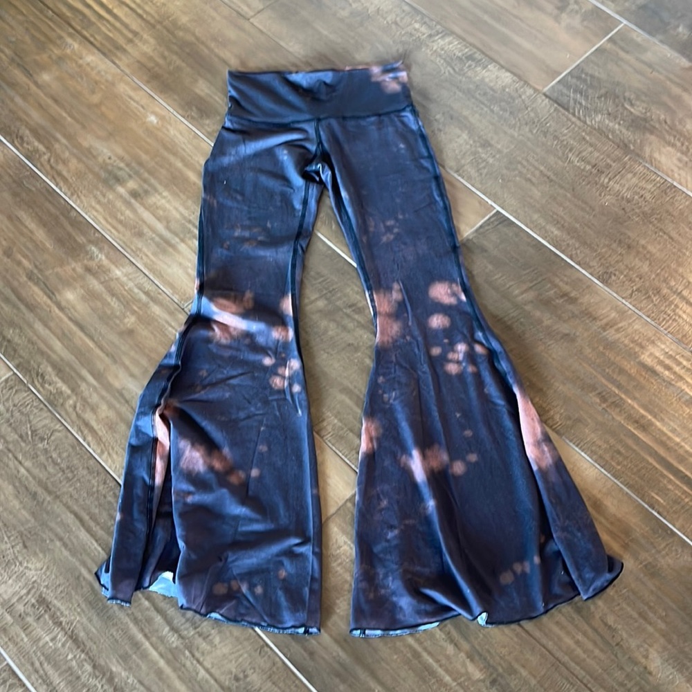 Teeki BELLBOTTOMS size small